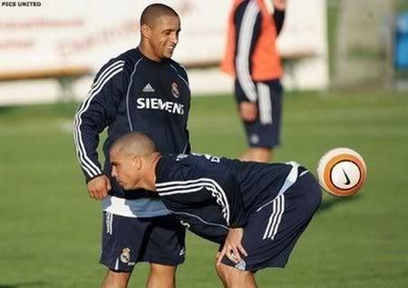 Gambar lucu orang unik menendang bola pakai pantat