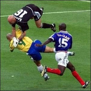 Sepak bola lucu   youtubekan.blogspot.com